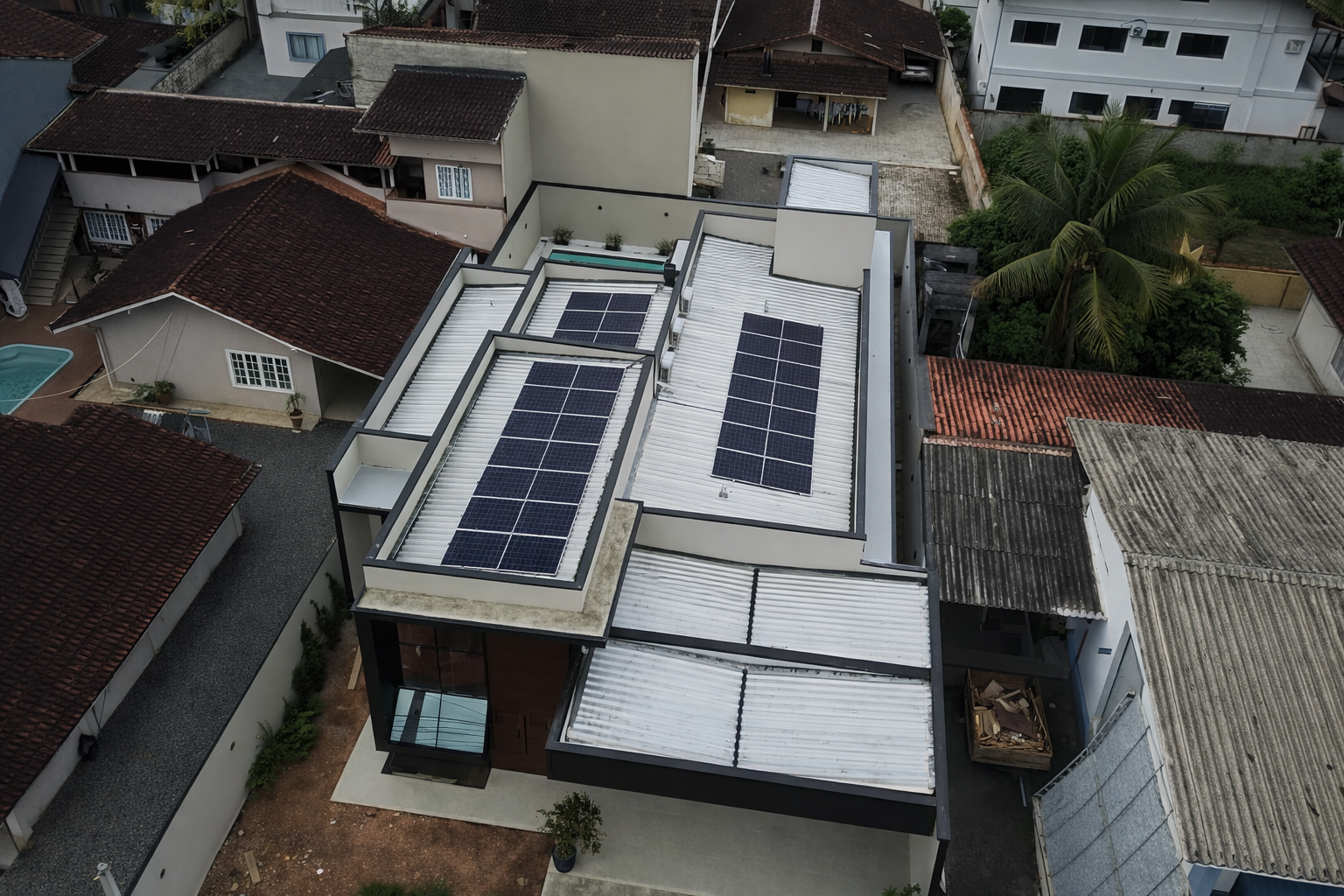Sistema fotovoltaico residencial instalado no telhado de uma casa, vista aérea